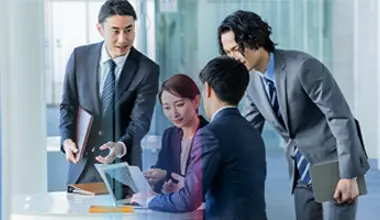 会議でアイデアやチームワークを話し合う4人のビジネスプロフェッショナル